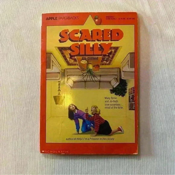Scared Silly Book Apple Paperback Chapter Book 80s Kids Teens Reading Story - Picture 1 of 4